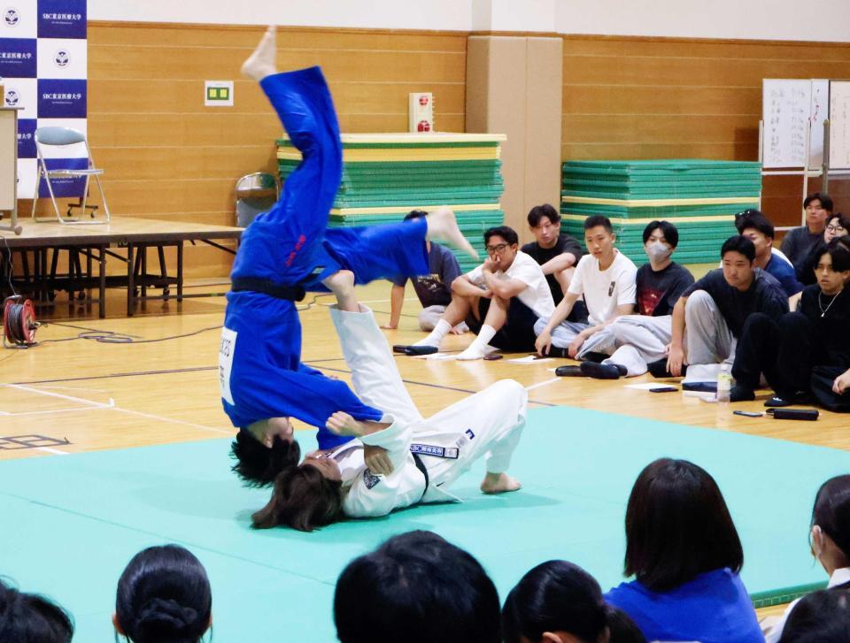 　特別講義で技を披露する角田夏実（中央右）＝７月１４日