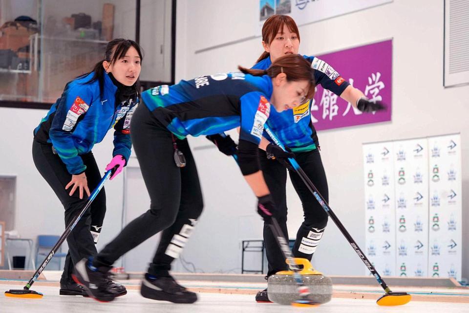 　カーリングの稚内みどりチャレンジ・カップ決勝でプレーするロコ・ソラーレの吉田夕梨花（手前）、鈴木夕湖（右）、藤沢五月＝稚内市みどりスポーツパーク（ⓒＨＣＴ）