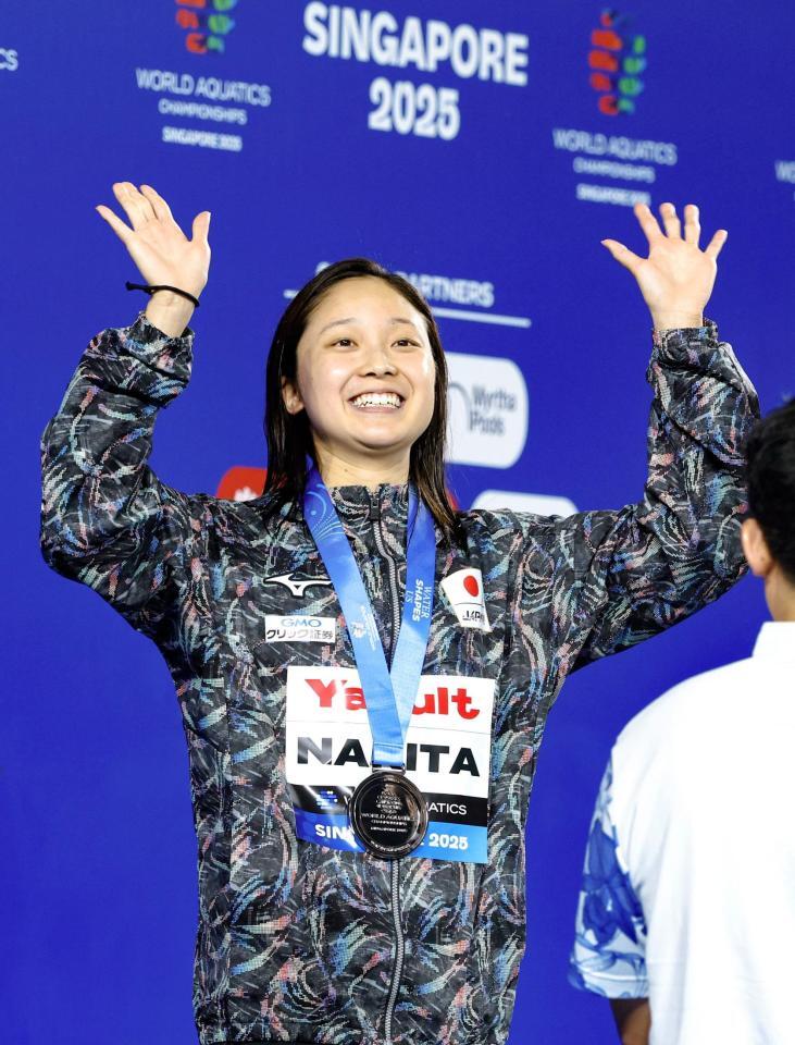 　女子４００メートル個人メドレーで銀メダルを獲得した成田実生