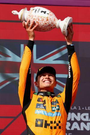 　Ｆ１ハンガリーＧＰを制し、トロフィーを掲げるマクラーレンのランド・ノリス＝ブダペスト（ゲッティ＝共同）