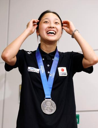 　世界水泳選手権から帰国し、笑顔を見せる競泳女子の成田実生＝４日、羽田空港