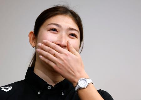 　世界水泳選手権から帰国し、取材中に涙を浮かべる競泳女子の池江璃花子＝４日、羽田空港
