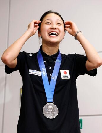 　世界水泳選手権から帰国し、笑顔を見せる競泳女子の成田実生