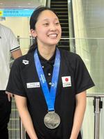 　銀メダルを首にかけ、笑顔の成田実生