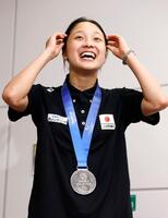 　世界水泳選手権から帰国し、笑顔を見せる競泳女子の成田実生