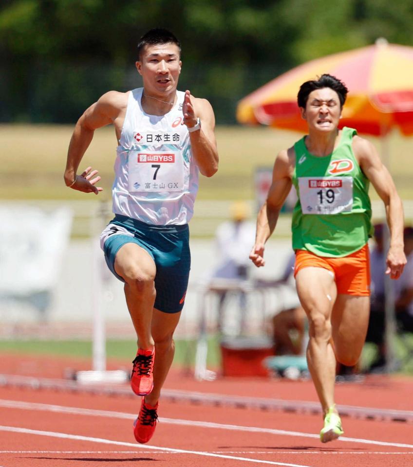 　陸上の富士北麓ワールドトライアルの男子１００メートル予選で力走する桐生祥秀（左）。