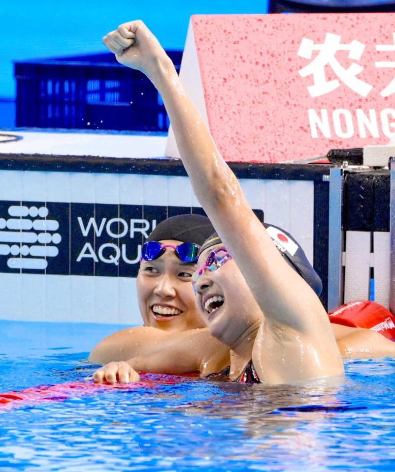 　女子４００メートル個人メドレーで銀メダルを獲得しガッツポーズする成田実生。左は小堀倭加（共同）