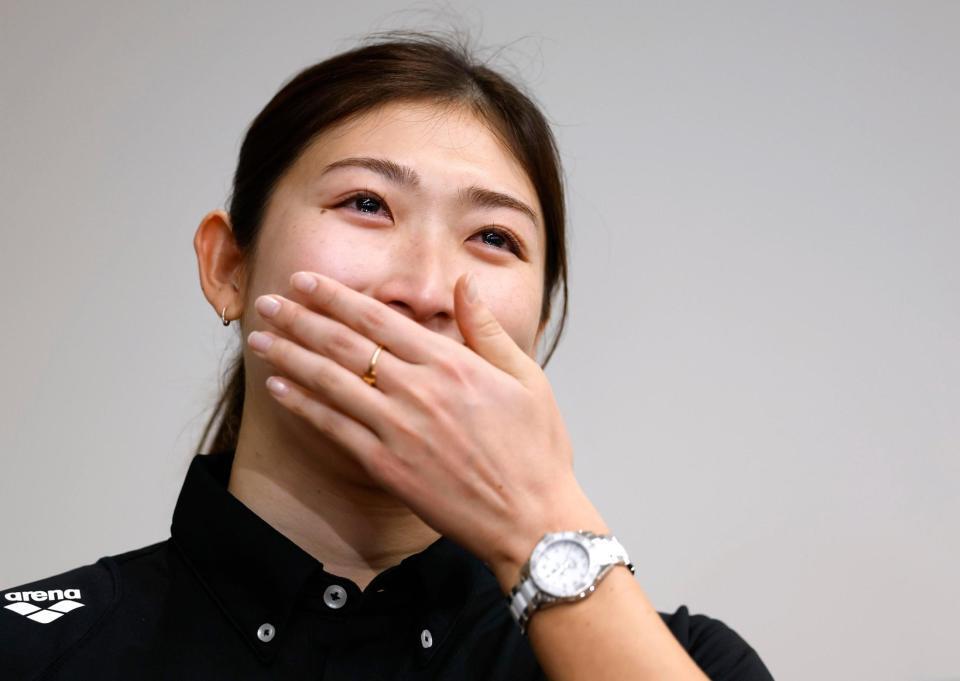 　世界水泳選手権から帰国し、取材中に涙を浮かべる競泳女子の池江璃花子