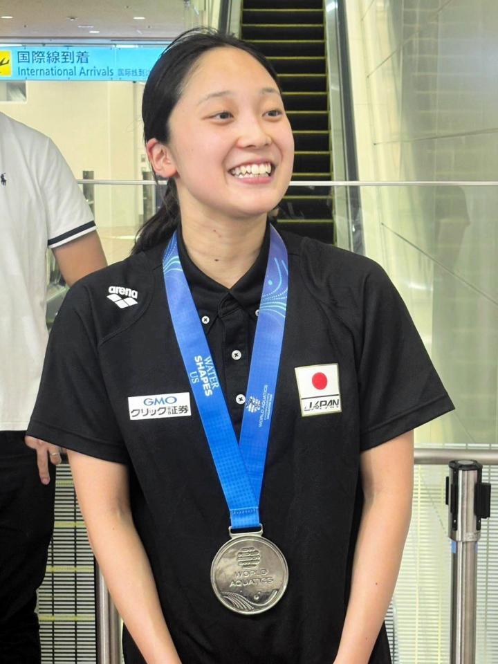 　銀メダルを首にかけ、笑顔の成田実生