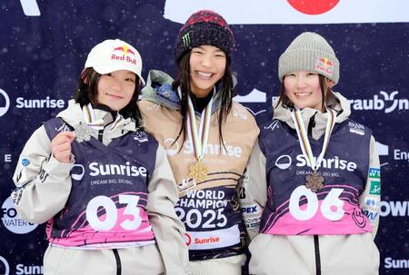 　３月のスノーボード世界選手権女子ハーフパイプで銀メダルを獲得、表彰台の清水さら（左）（共同）