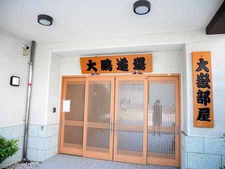 　大嶽部屋の入り口には「大鵬道場」の看板が掲げられている