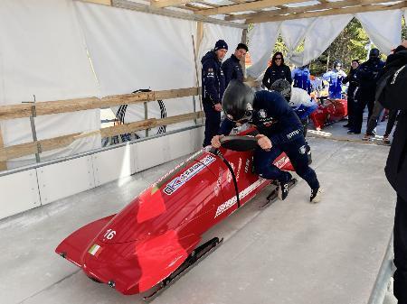　「下町ボブスレー」のそりをミラノ・コルティナ五輪会場でテストするイタリア代表＝４月、コルティナ（下町ボブスレープロジェクト提供）