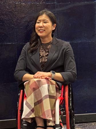 　スポーツ功労者の顕彰、表彰式を終え取材に応じるパラアルペンスキー女子の村岡桃佳＝５日、東京都千代田区