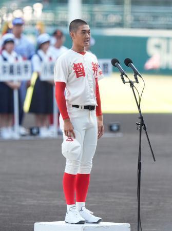 　第１０７回全国高校野球選手権大会の開会式で、選手宣誓する智弁和歌山の山田希翔主将＝５日、甲子園球場