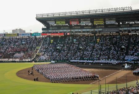 　第１０７回全国高校野球選手権大会の開会式。暑さ対策として初めて夕方に実施された＝５日、甲子園球場
