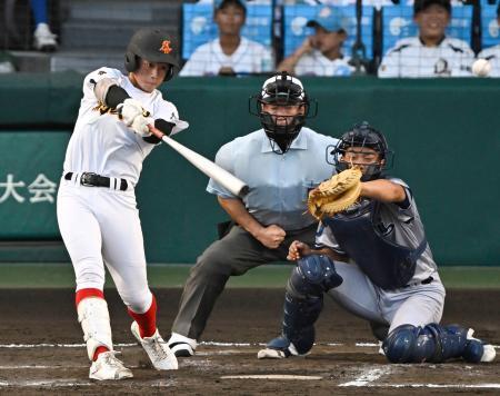 　創成館-小松大谷　２回裏創成館２死一塁、森下が左翼線に同点二塁打を放つ。捕手宮下＝甲子園