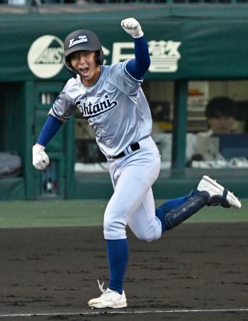 　創成館-小松大谷　１回表、先制打を放ちガッツポーズの小松大谷・江守＝甲子園