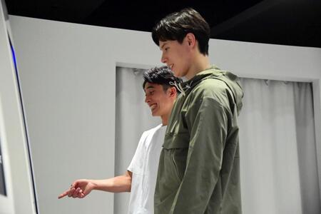 　運動体験の事前事項入力を行う高橋藍（手前）と塁