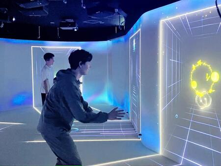 　映像を使った運動体験に夢中になる高橋藍（手前）