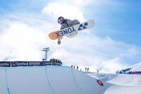 　３月のスノーボード世界選手権・女子ハーフパイプでエアを決める清水さら（共同）