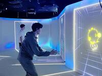 　映像を使った運動体験に夢中になる高橋藍（手前）