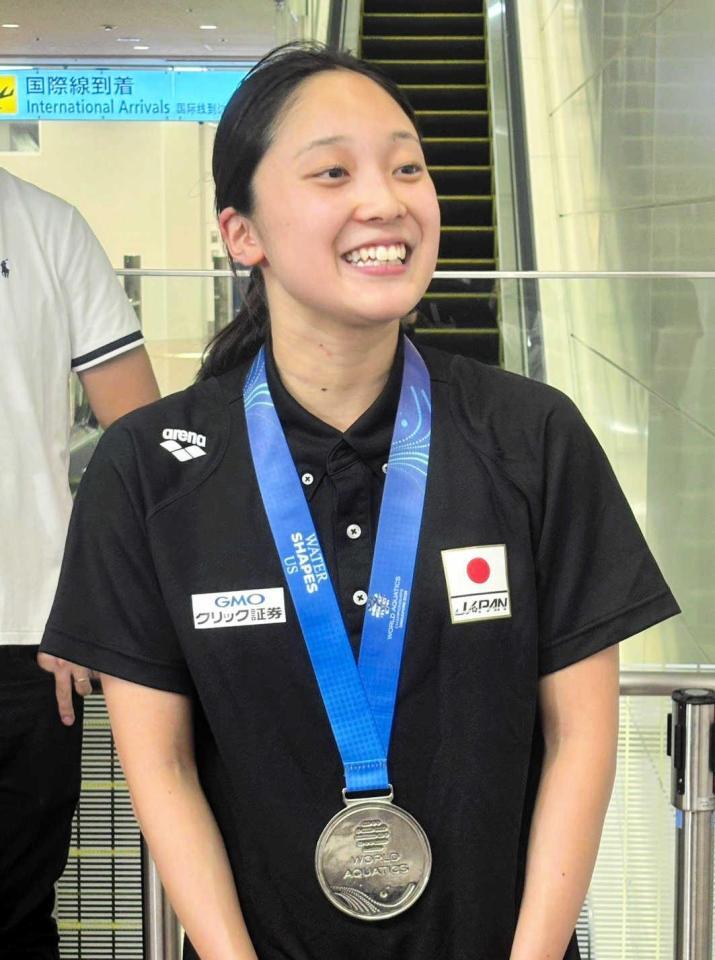 　銀メダルを胸に笑顔で帰国した成田実生