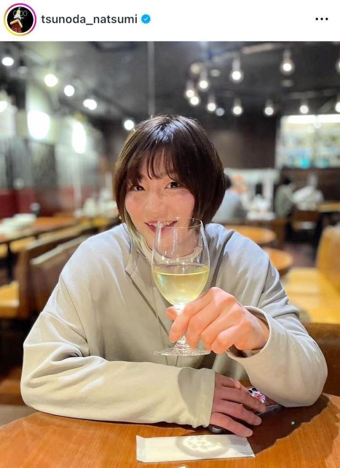 　ワインが似合う！乾杯する角田夏実のインスタグラム＠ｔｓｕｎｏｄａ＿ｎａｔｓｕｍｉより