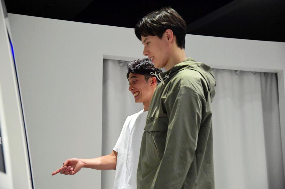 　運動体験の事前事項入力を行う高橋藍（手前）と塁