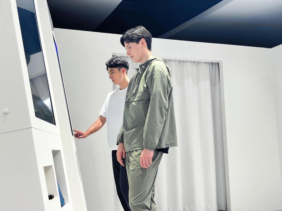 　運動体験前に必要事項を入力する高橋藍（手前）と塁