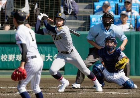 　鳥取城北-仙台育英　５回表仙台育英無死、原が中越えに今大会第１号の本塁打を放つ。投手田中、捕手平山＝甲子園