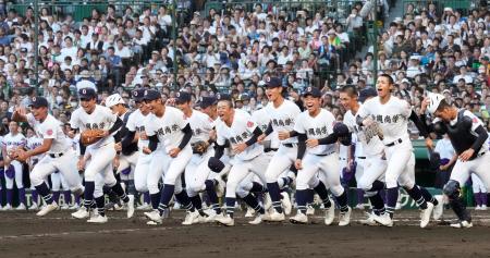 　金足農に勝利し、笑顔で駆け出す沖縄尚学ナイン＝甲子園