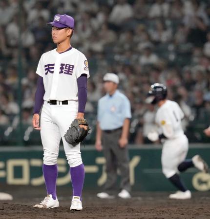 　鳴門-天理　４回裏、鳴門・橋本（奥）に同点２ランを浴びた天理・松村＝甲子園