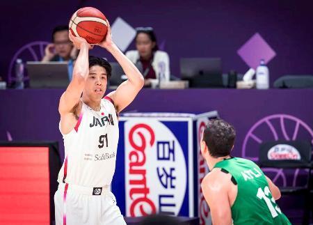 　シリア戦でプレーする日本の吉井＝ジッダ（（Ｃ）ＦＩＢＡ・共同）