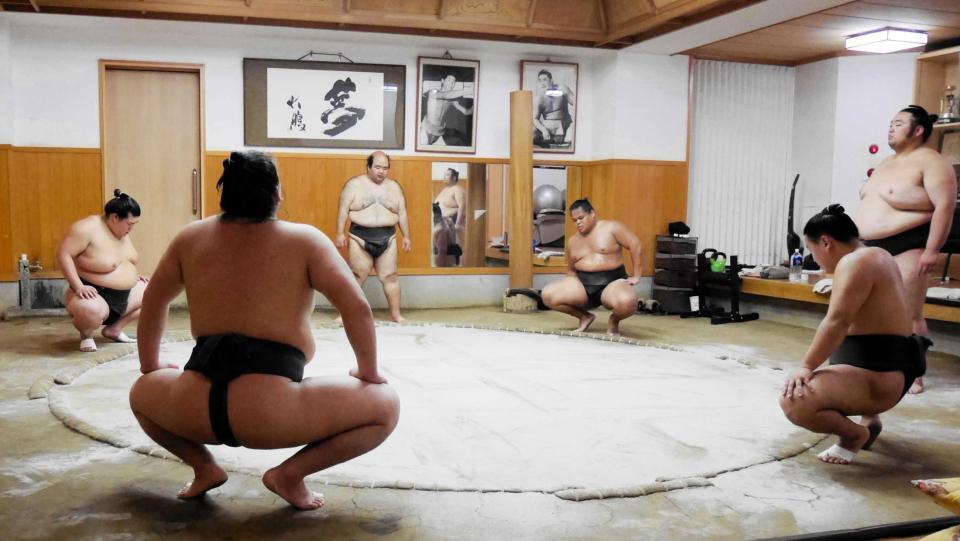　稽古を終える力士たち