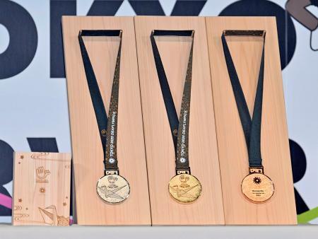 大会メダルがお披露目 デフリンピック100日前