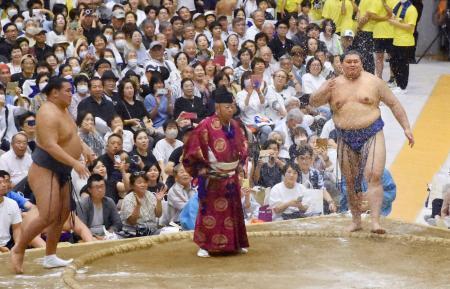 　大相撲夏巡業で大の里（右）と対戦する豊昇龍＝７日、茨城県古河市