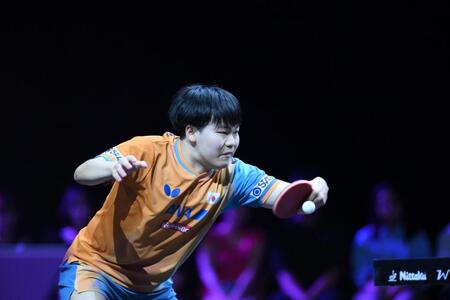 　第１セット、レシーブする松島輝空（撮影・堀内翔）