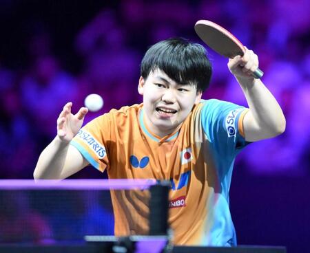 　第５ゲーム、レシーブする松島輝空（撮影・堀内翔）