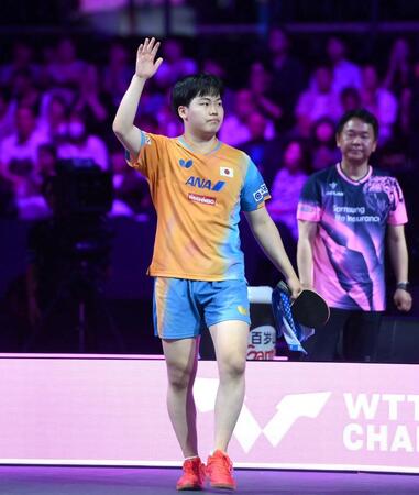 　初戦を突破して歓声に応える松島輝空（撮影・堀内翔）