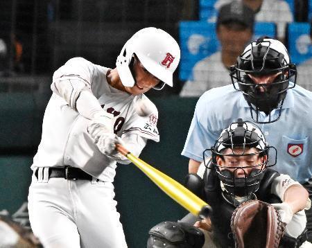 　旭川志峯-広陵　４回裏広陵２死、高橋が右中間に三塁打を放つ。失策が絡み同点の生還を果たす。捕手松本＝甲子園