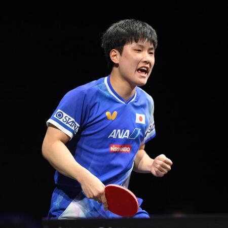 　第１ゲーム、ポイントを奪いガッツポーズをする張本智和（撮影・堀内翔）