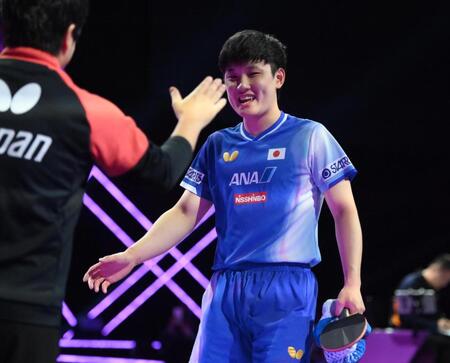 　勝利を決めて笑顔を見せる張本智和（撮影・堀内翔）