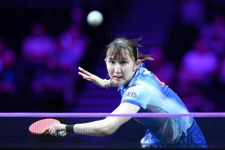 　第２ゲーム、スマッシュを放つ早田ひな（撮影・堀内翔）