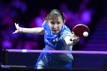 　第２ゲーム、レシーブする早田ひな（撮影・堀内翔）