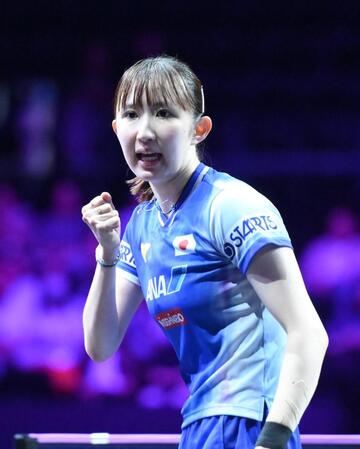 　第１ゲーム、ポイントを奪いガッツポーズをする早田ひな（撮影・堀内翔）