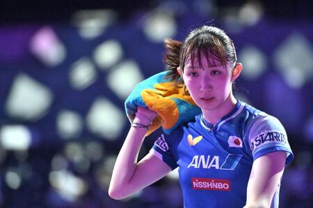 　第３ゲームを落として汗を拭う早田ひな（撮影・堀内翔）