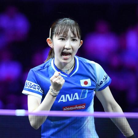 　第２ゲーム、ガッツポーズをする早田ひな（撮影・堀内翔）