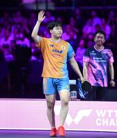 　初戦を突破して歓声に応える松島輝空（撮影・堀内翔）