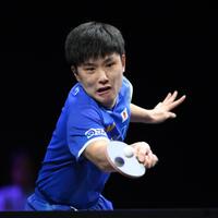 　第１ゲーム、レシーブする張本智和（撮影・堀内翔）