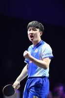 　第３ゲーム、ポイントを奪いガッツポーズをする張本智和（撮影・堀内翔）